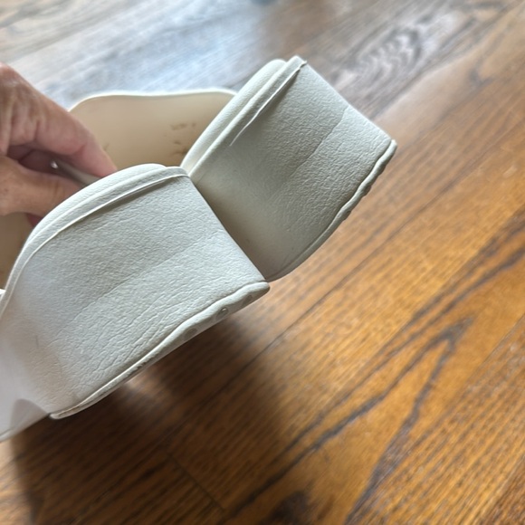 Steve Madden Slinky off white foam platform sandal. Size 8. - Picture 4 of 6